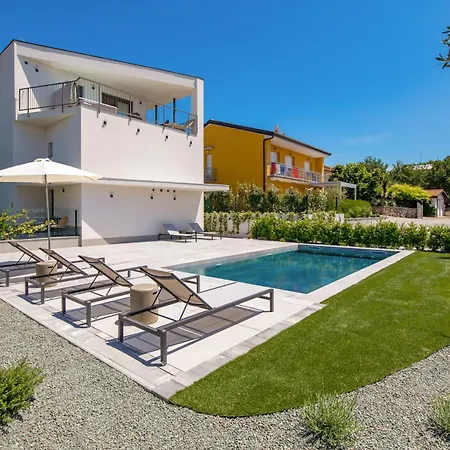 Mara M 2 I M 3 Heated Pool