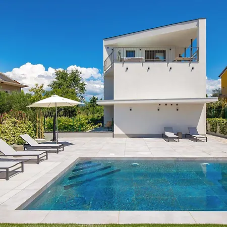Mara M 2 I M 3 Heated Pool *