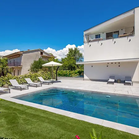 Mara M 2 I M 3 Heated Pool Apartment Omisalj