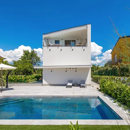 Mara M 2 I M 3 Heated Pool