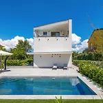 Mara M 2 I M 3 Heated Pool