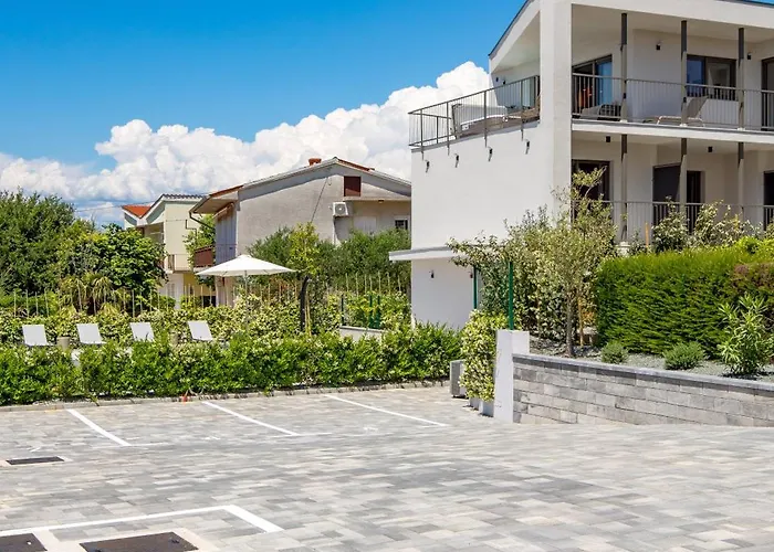 Mara M 2 I M 3 Heated Pool Lejlighed Omišalj